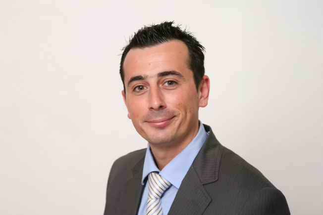 יובל ויינזוף, סוכן ביטוח